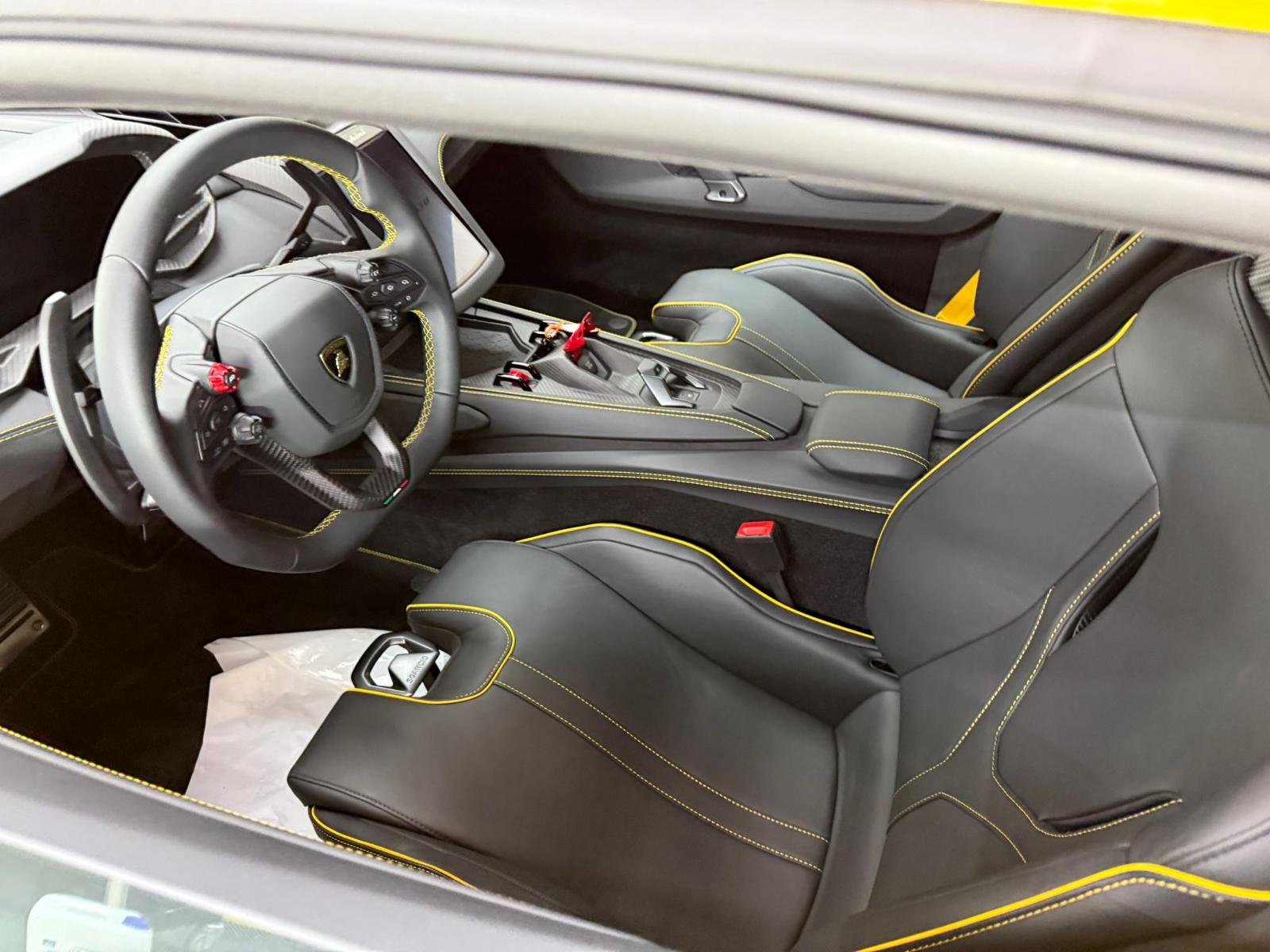 Lamborghini Revuelto — photo 5